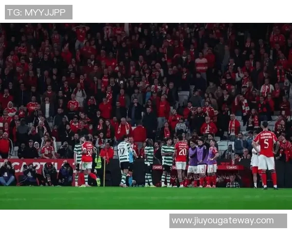 欧联杯惊天逆转曼联在红牌风波中力克AC米兰再创历史冷门