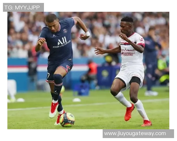 欧冠激战：AC米兰与巴黎圣日耳曼战成平局红牌争议引发全场热议